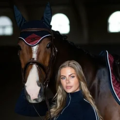 Equestrian Stockholm - Bonnet pour chevaux Modern Luxe noir/ rouge foncé