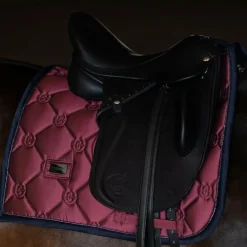 Equestrian Stockholm - Tapis de dressage Twill Luxe rouge foncé