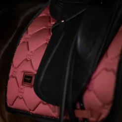 Equestrian Stockholm - Tapis de dressage Soft rouge