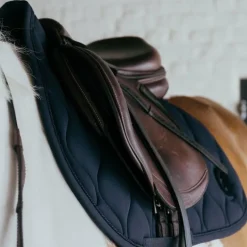 Kentucky Horsewear - Tapis de selle Wave jumping 3D logo marine